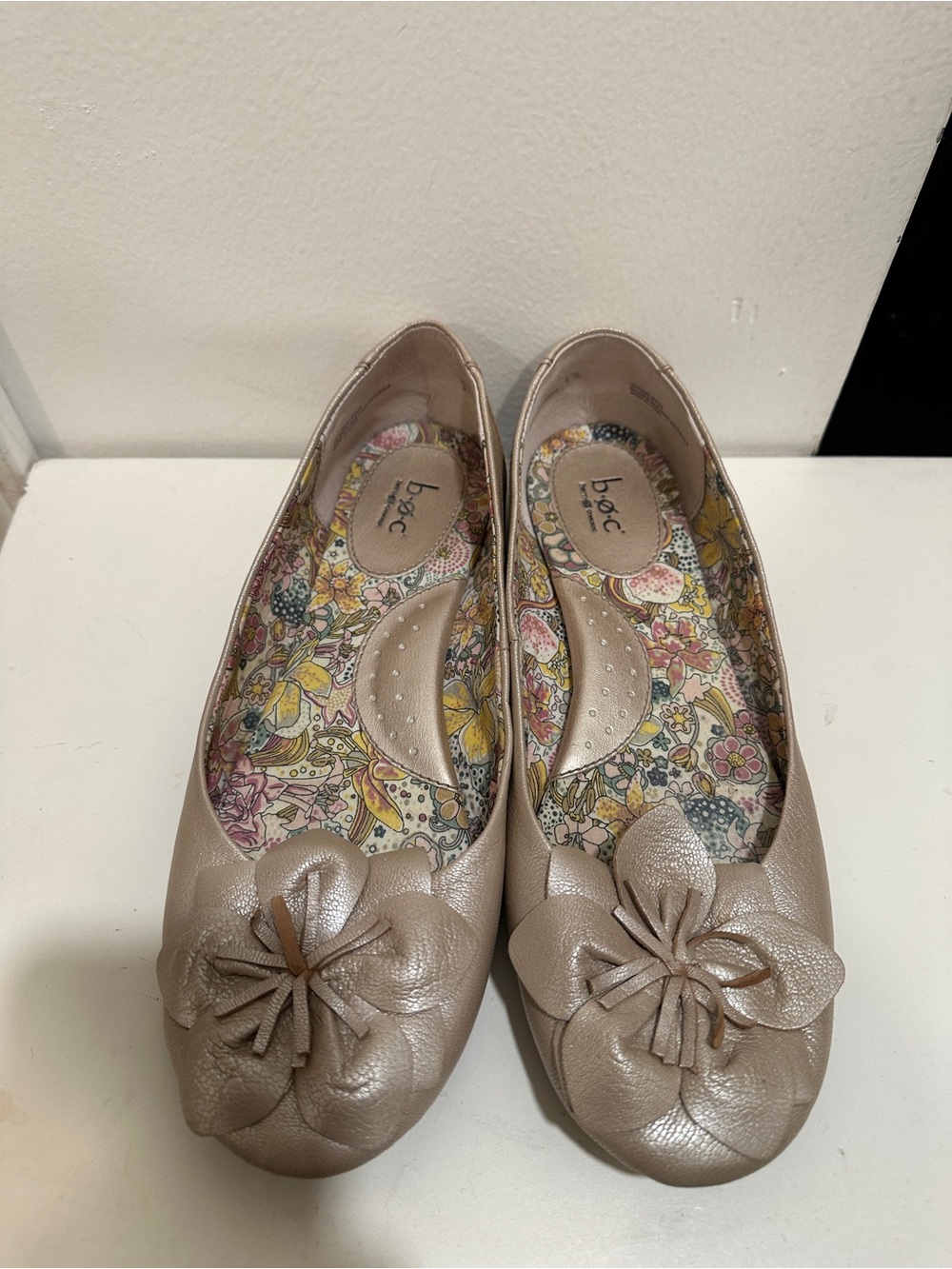 B.o.c Precious Leather Flower Toe Flats Silver Metallic Womens size 9 EUC